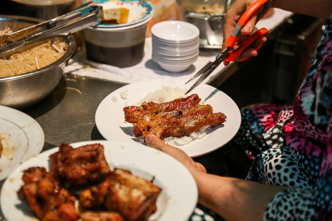 Cơm Tấm Chợ Xóm Chiếu – Quán Ăn Đêm Ngon Ở Sài Gòn