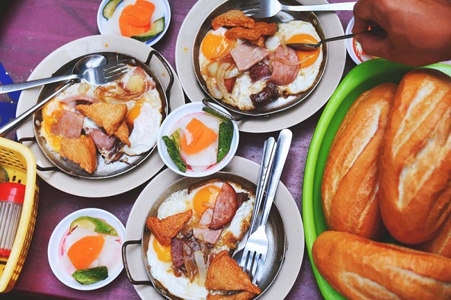 Bánh mì chảo Hòa Mã là một trong các quán ăn sáng Sài Gòn rất nổi tiếng