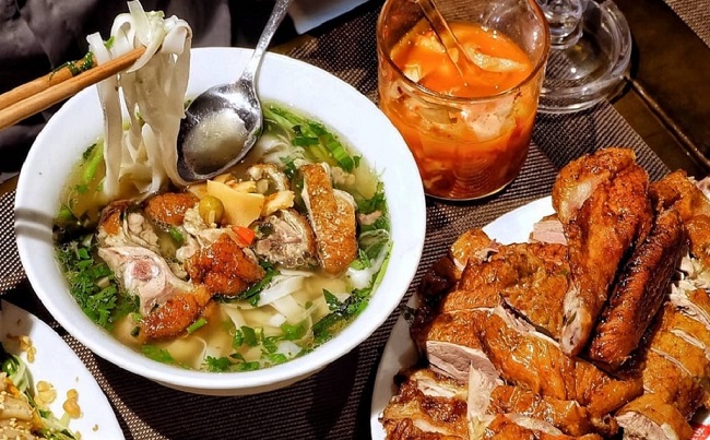 Phở vịt quay là món ăn trưa ngon ở Hà Nội