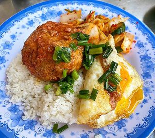 Cơm tấm trứng kho lòng đào Bà Năm là quán cơm tấm ngon ở Sài Gòn