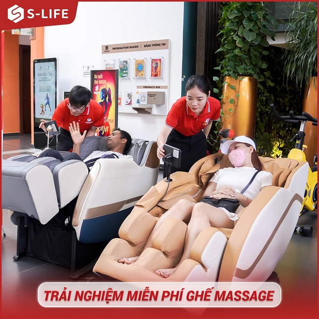 Khách hàng trực tiếp trải nghiệm ghế massage tại S-Life