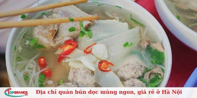 Tiệm bún dọc mùng Cầu Gỗ