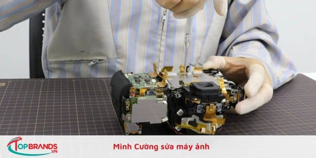 Minh Cường sửa máy ảnh