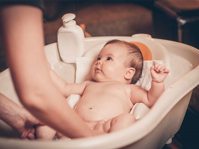 Giữ ấm và kiêng tắm cho bé khi bé bị khụt khịt mũi lâu ngày