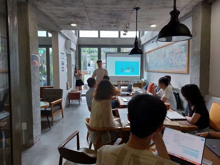 Work' in Saigon Cafe 