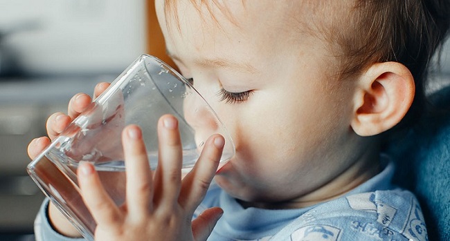 Cho trẻ uống nhiều nước ấm