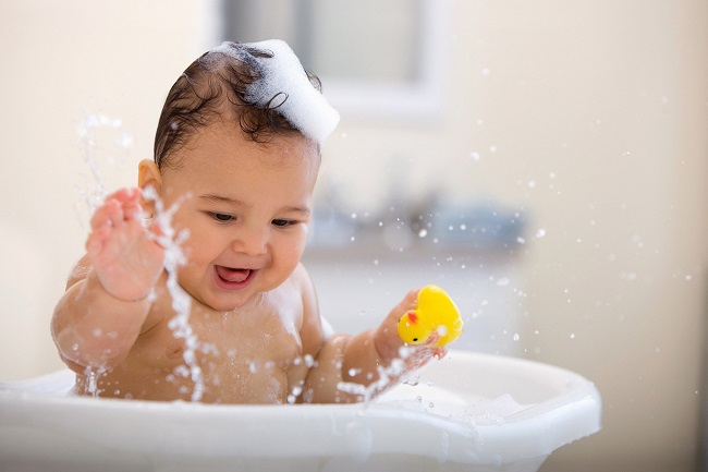 Tắm bằng nước ấm cho trẻ
