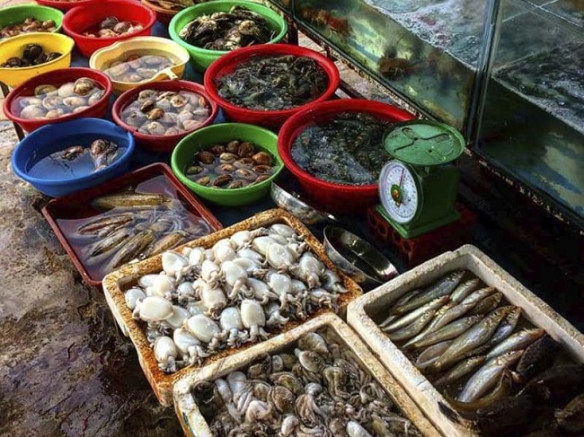 Chợ hải sản cảng Cồn Chà Phan Thiết – địa điểm hải sản giá rẻ