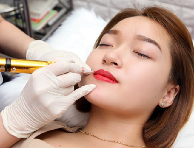 Phương pháp phun môi và xăm môi khác biệt chủ yếu ở cách tiếp cận da và cảm nhận đau đớn.
