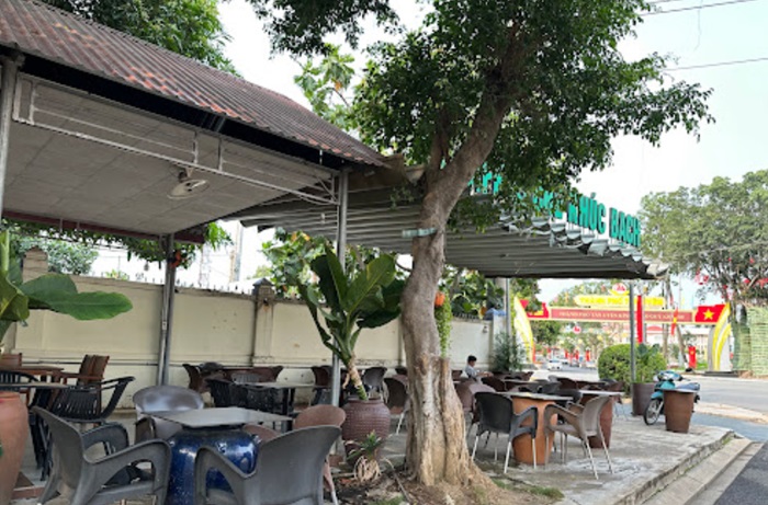 Quán cafe vỉa hè bình dân ở Tân Uyên, tỉnh Bình Dương