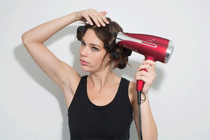 Thường xuyên sử dụng máy sấy tóc với nhiệt độ cao có thể làm phai màu tóc