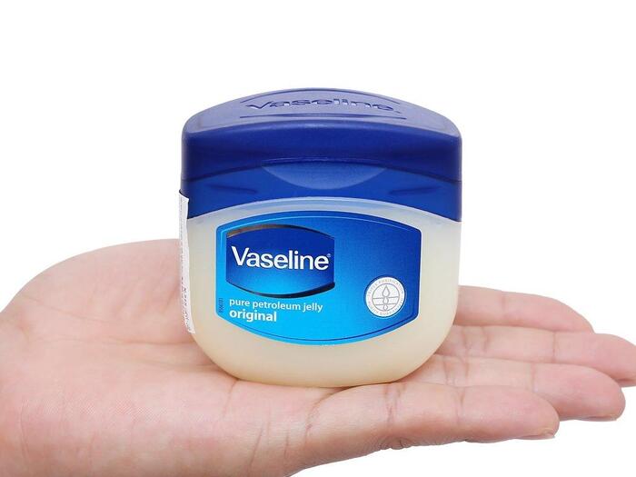 Để tẩy đi các vết màu nhuộm có tren da cs thể sử dụng đến vaseline